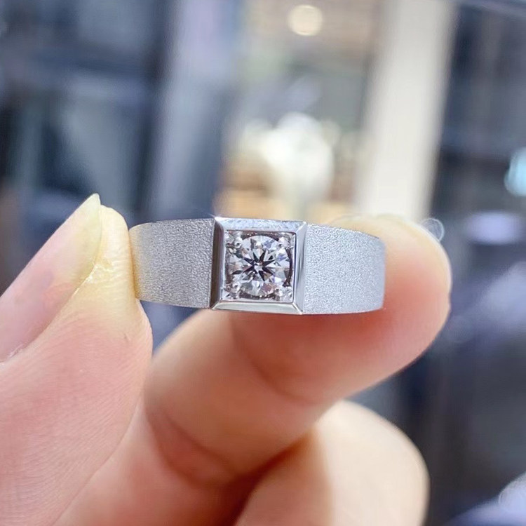 福大生 时尚男士钻戒 男款结婚钻石戒指 圆形白18K金钻石男戒定制