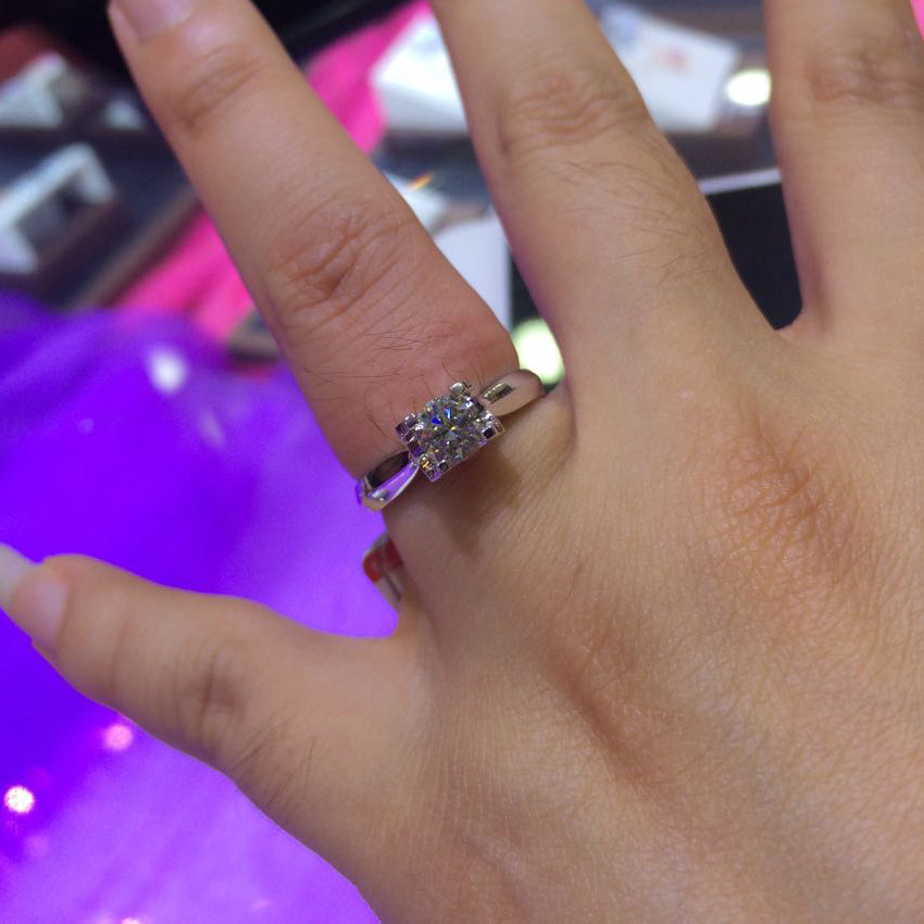 福大生钻石女戒指18K白金60分求婚钻戒女一克拉结婚群镶钻石正品