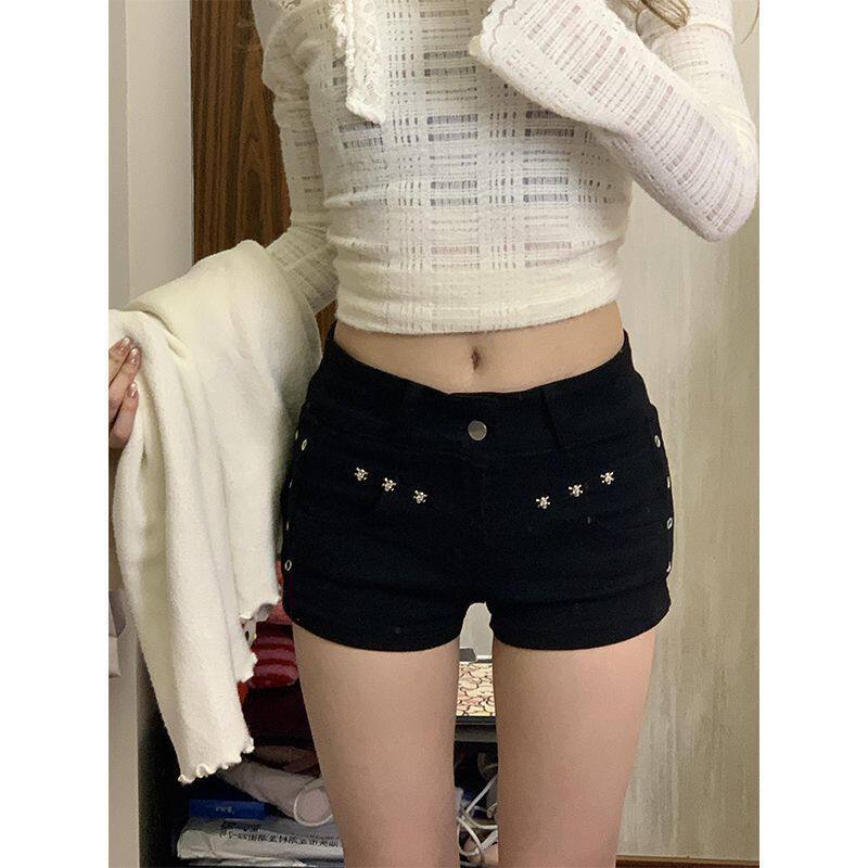 黑色铆钉低腰紧身牛仔超短热裤