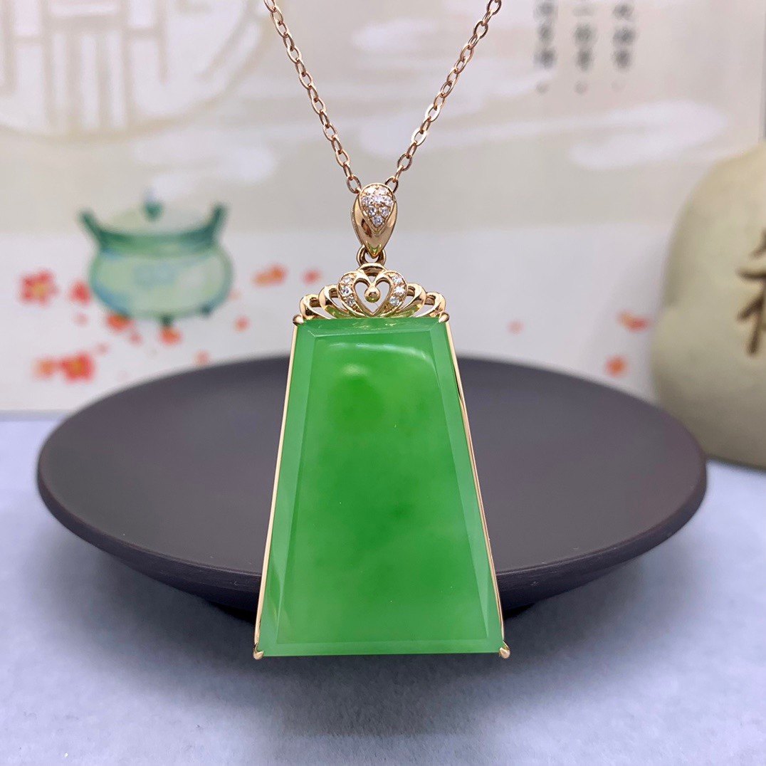 苹果绿天然碧玉吊坠18k金
