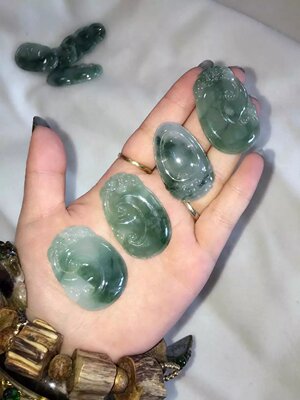 【37度女神】冲冠特价 ！天然超绿超水a货吊坠~淑女气质~~大气