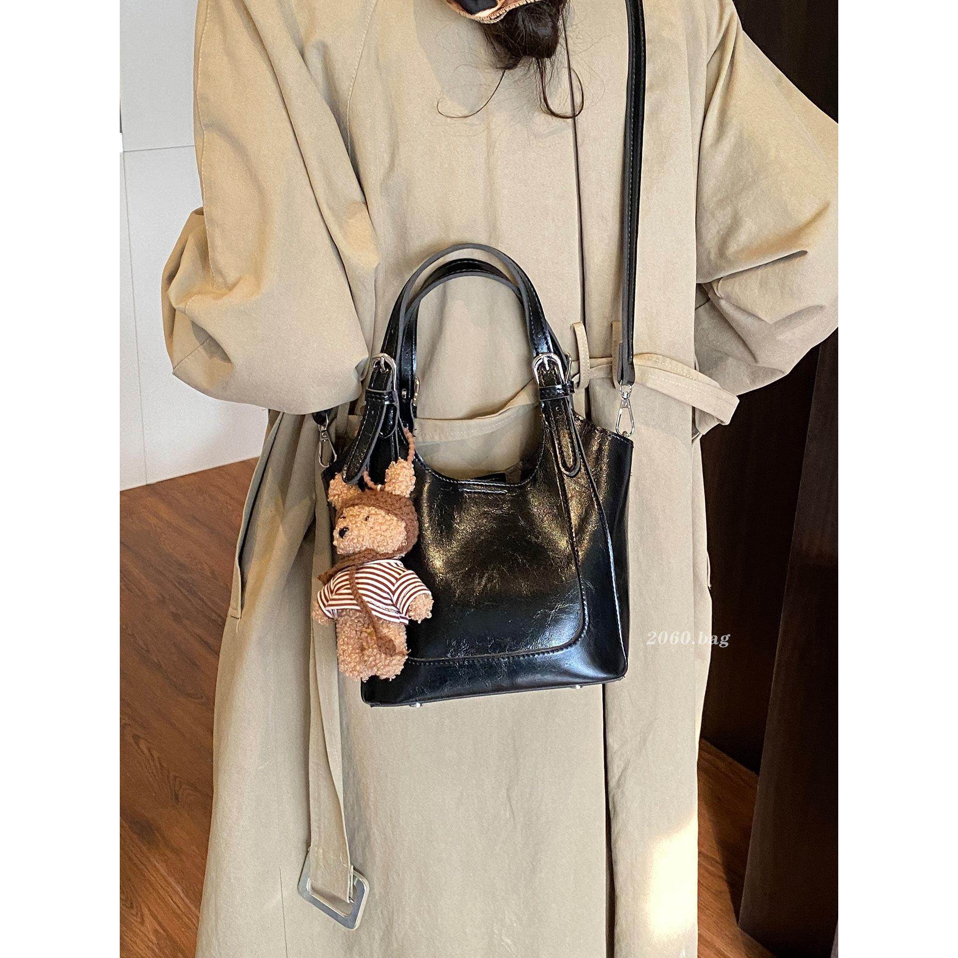 复古简约油蜡皮水桶包包2025女冬季新款时尚潮百搭休闲单肩斜跨包,箱包皮具/热销女包/男包,水桶包,淘宝优惠券,粉丝福利购,淘宝优惠卷