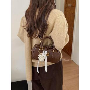 韩版气质小众设计小方包女2025新款珍珠挂件保龄球包高级感通勤