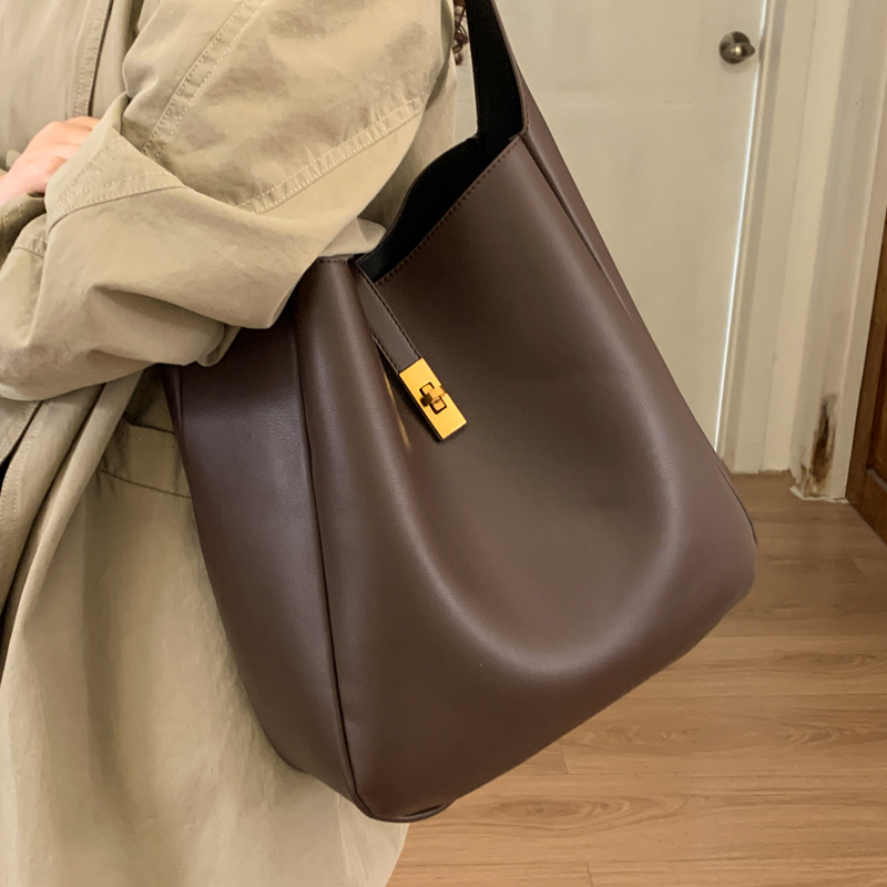 高级质感时尚水桶包女2025