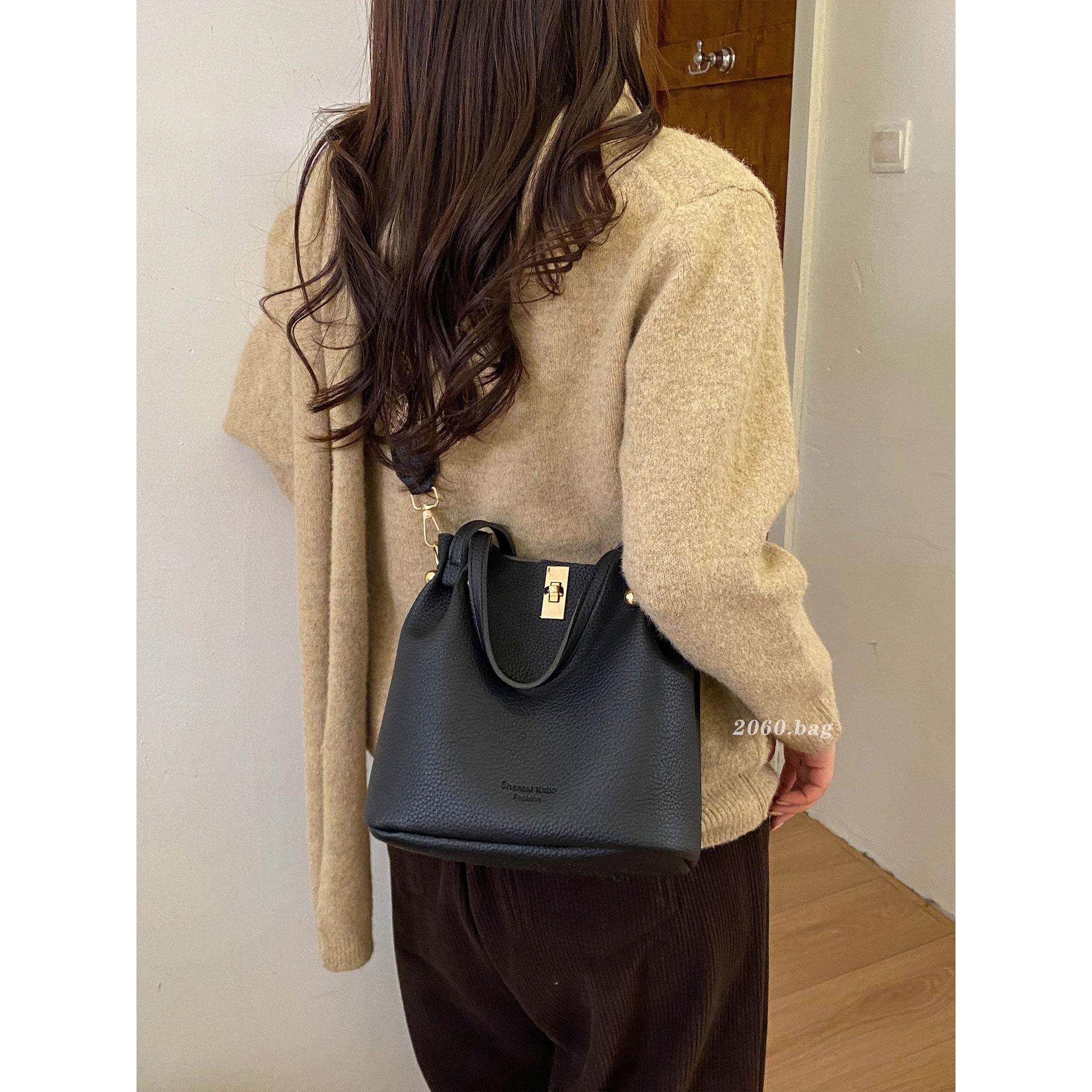 极简风休闲水桶包女2025新款大容量单肩斜挎冬手提包高级感宽肩带,箱包皮具/热销女包/男包,水桶包,淘宝优惠券,粉丝福利购,淘宝优惠卷