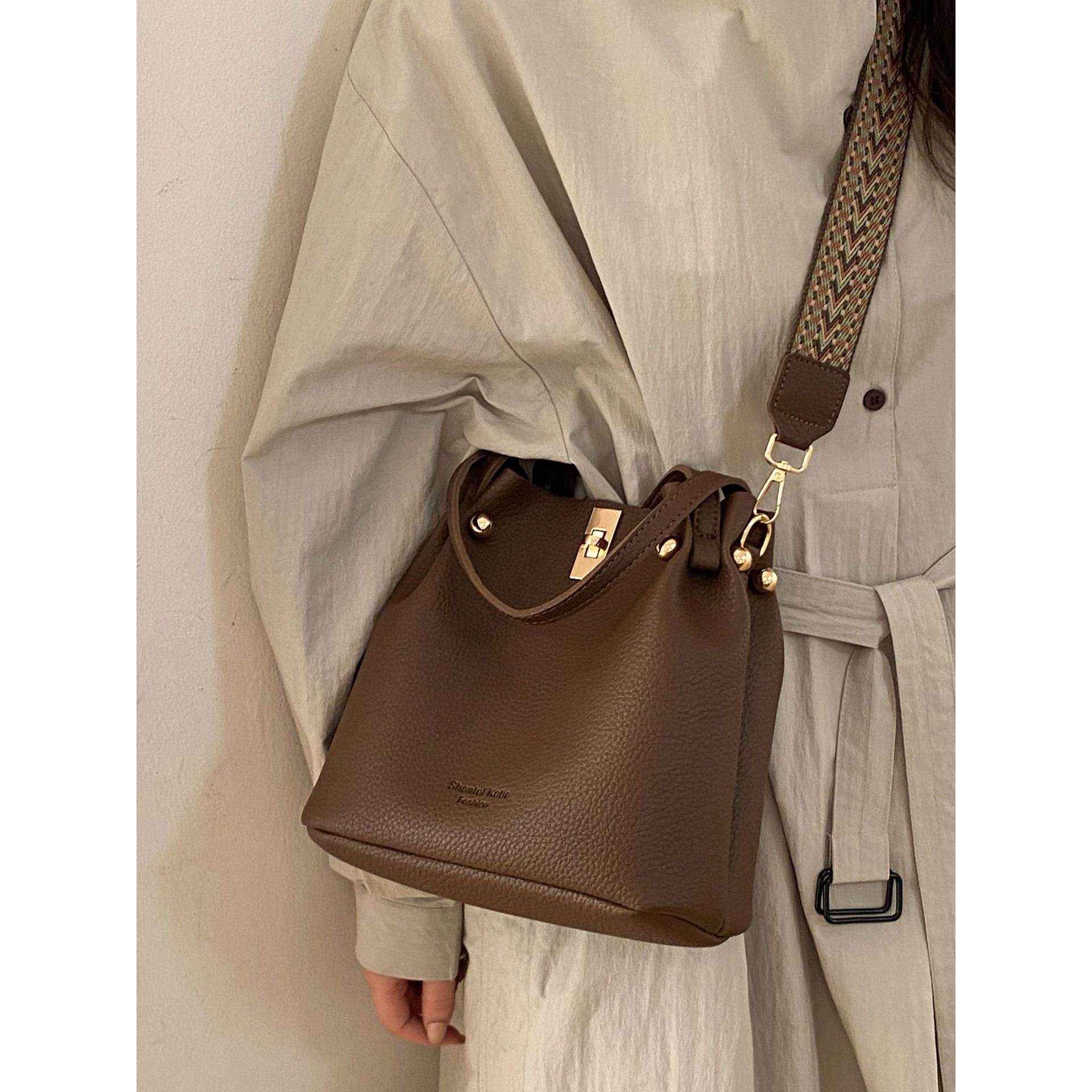 高级感包包女式2026新款潮复古小拎包时尚精致通勤单肩斜挎水桶包,箱包皮具/热销女包/男包,水桶包,淘宝优惠券,粉丝福利购,淘宝优惠卷