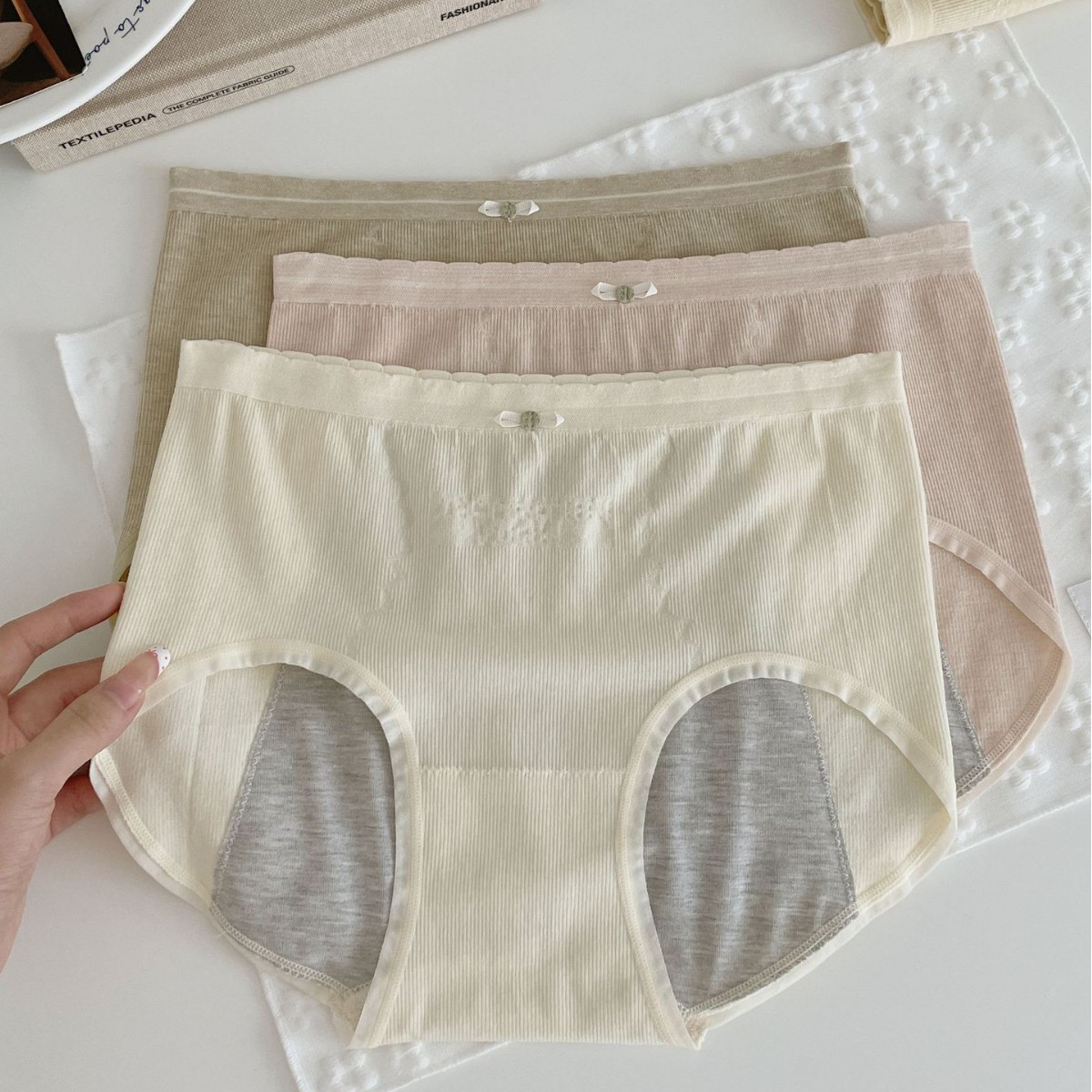 奶油色无缝生理内裤防侧漏例假裤