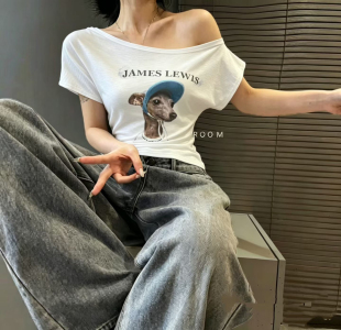 东大门2026白色卡通狗狗印花斜肩T恤女短袖性感露肩设计感上衣