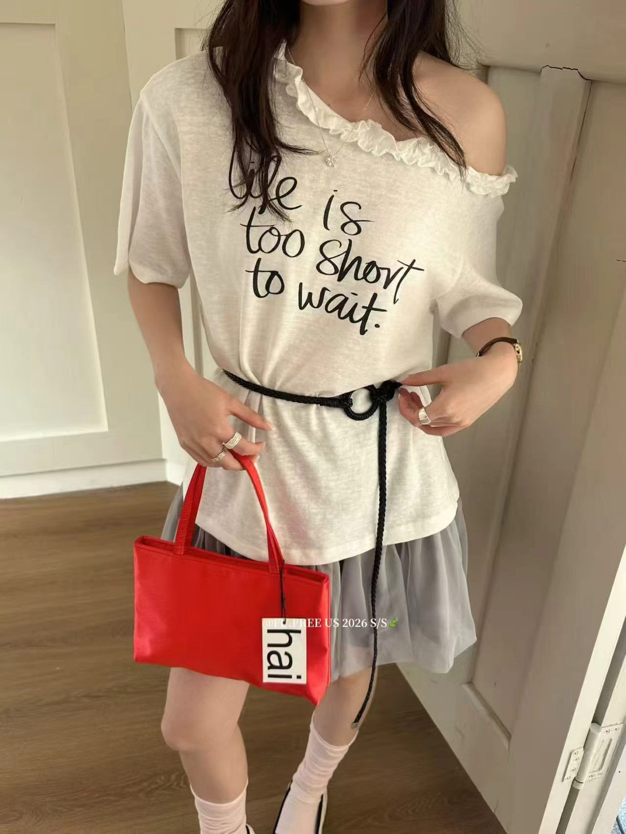 十三行2026夏季新款时尚漏肩字母花边斜肩配腰带T恤设计感上衣女