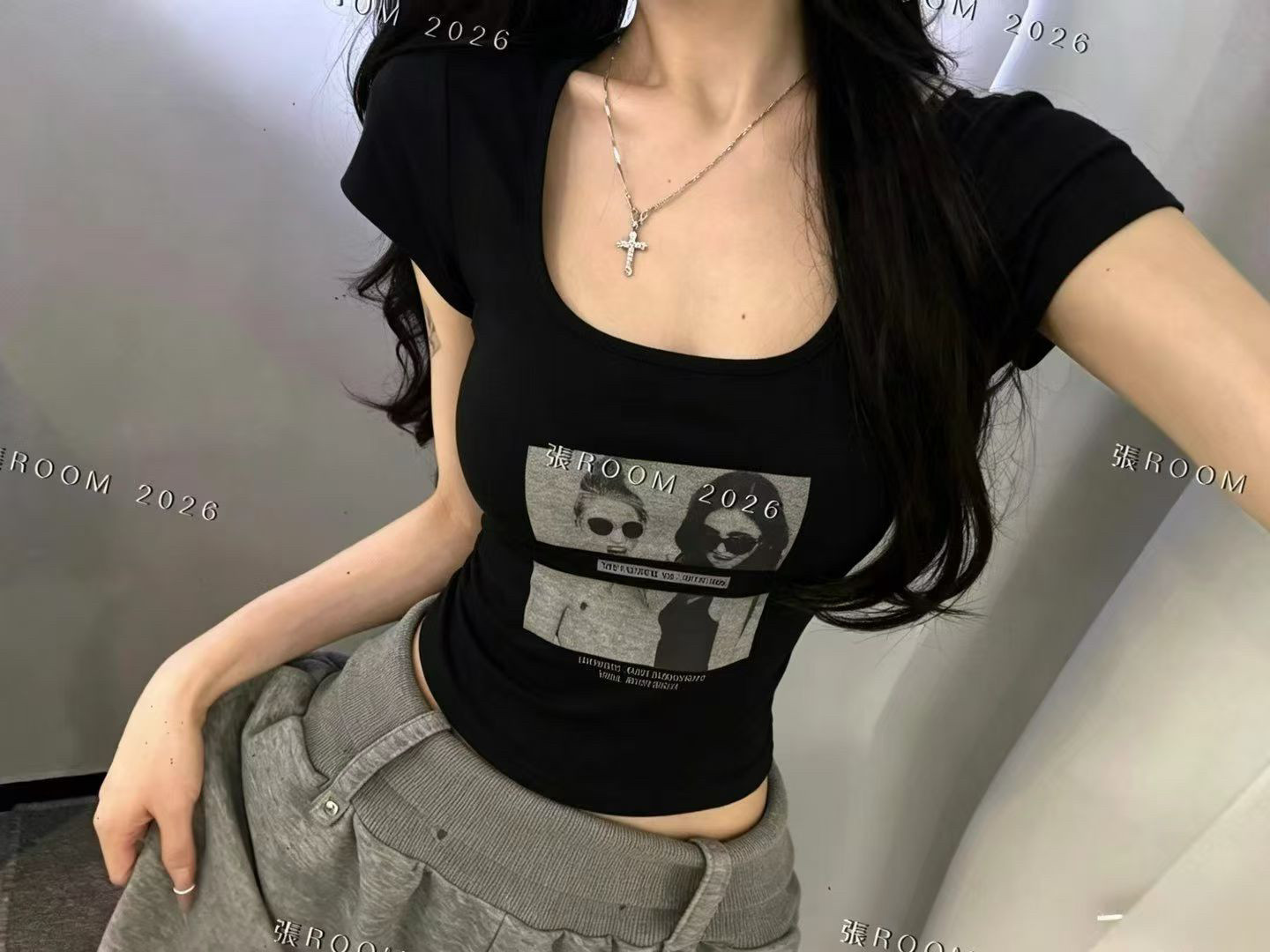 2026新款辣妹风U领头像印花短袖垫肩T恤女修身印花性感短款上衣