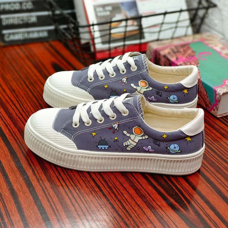 人本涂鸦帆布鞋女学生厚底板鞋2022春季新品卡通鞋时尚运动球鞋女