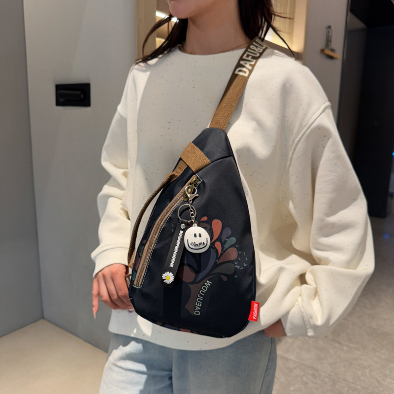 2025新款印花休闲胸包女时尚百搭休闲斜挎包小众设计多口袋单肩包