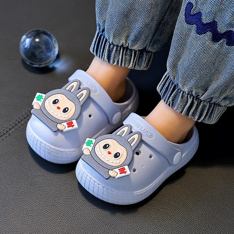 儿童洞洞鞋男童拖鞋2026新款夏季女孩软底防滑包头卡通宝宝凉拖鞋