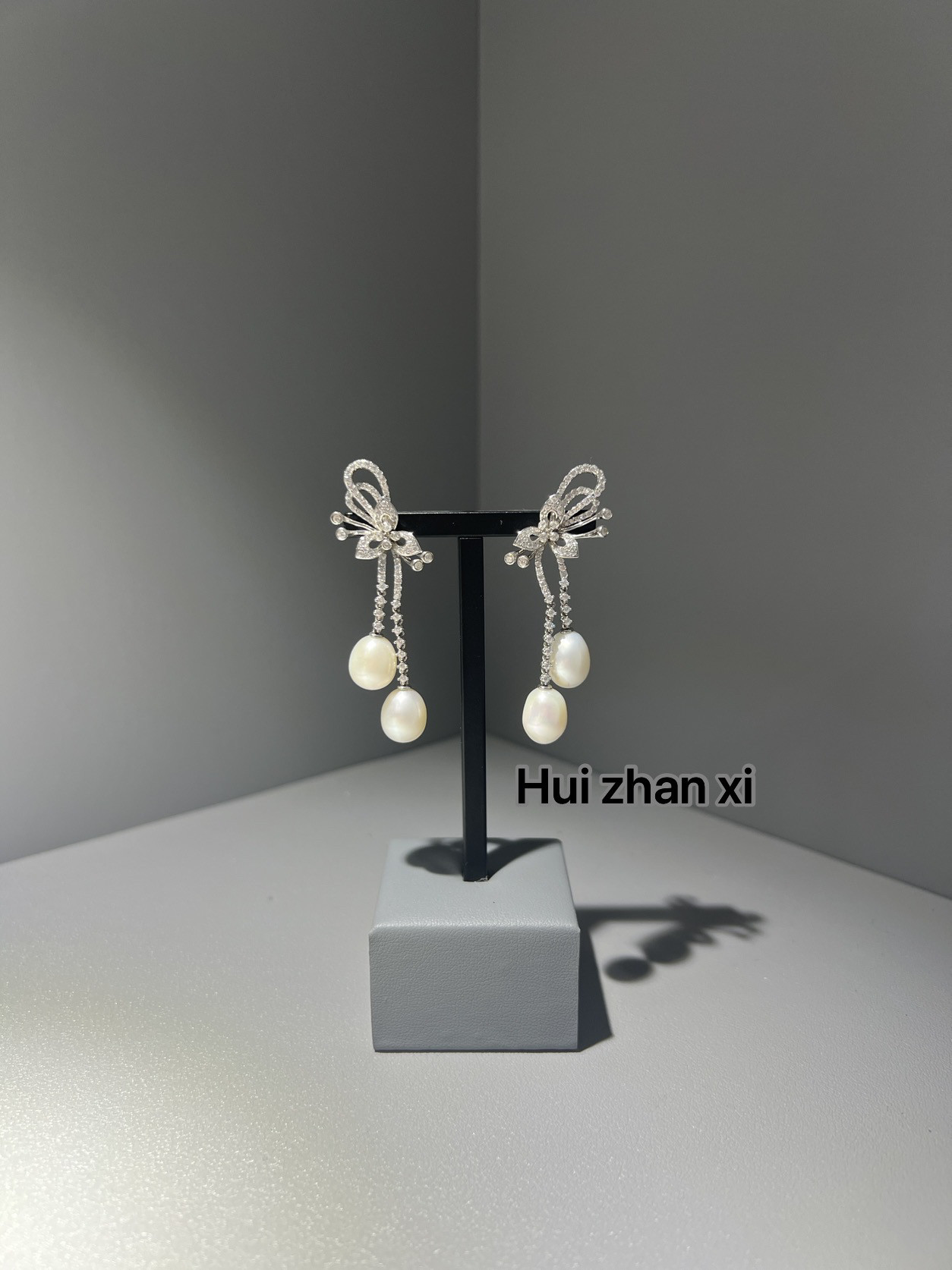 Hui zhan xi白钻珍珠蝴蝶结丝带高级感轻奢小众气质微镶耳环耳坠