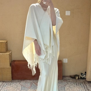 纯色百搭羊绒流苏披肩女秋冬复古时尚复古高级感保暖旅游外搭斗篷