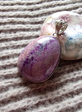 大颗粒 粉紫色系舒俱徕镶银项坠