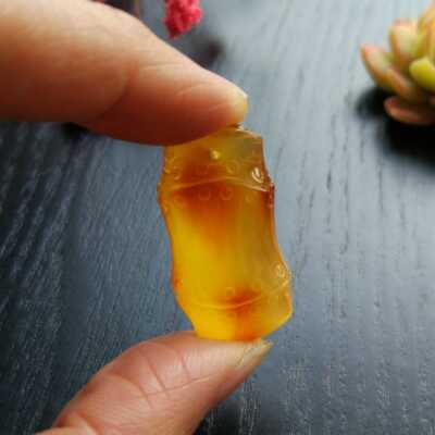 节节高俏色雕刻挂件金绞蜜