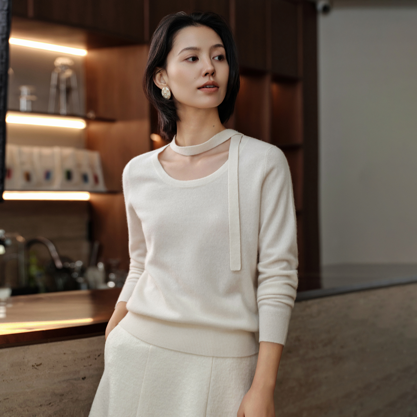 2025秋冬新款挂脖系扣圆领套头纯山羊绒针织衫女轻盈保暖简约打底