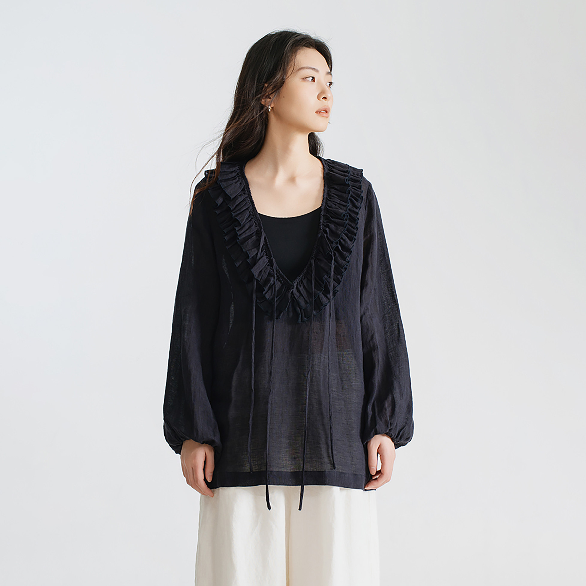 梭家 自带雾感花瓣v领藏蓝汉麻上衣春夏女透气宽松防晒衫 5461ZF