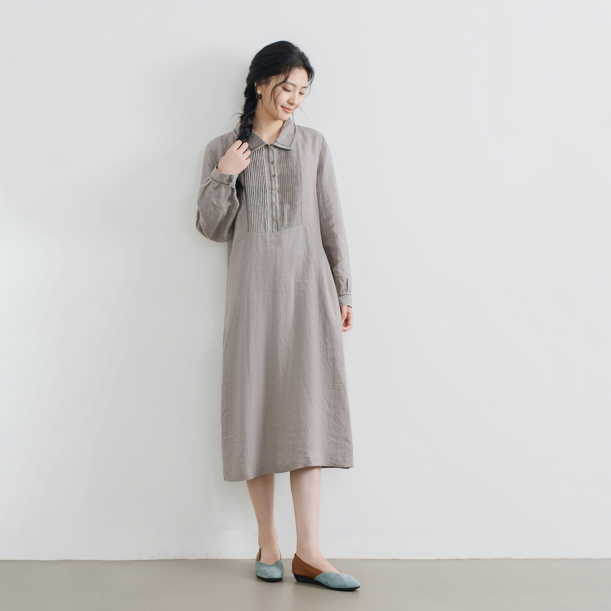 梭家 2026秋季亚麻连衣裙女翻领长袖宽松文艺百搭中长裙6869M图片