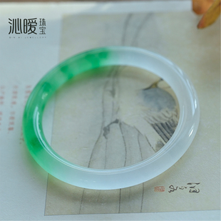 绿飘花半山水手镯白底绿圆条细款 冰种石英岩玉处理水晶镯酷似翡翠