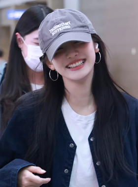 宁艺卓宁宁同款灰色字母帽子2025新款百搭休闲显脸小棒球帽鸭舌帽