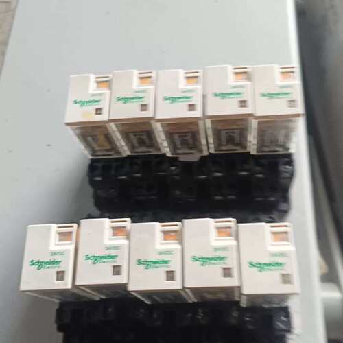 议价施耐德继电器，型号RXM2LB1BD，24VDC，8脚，共1