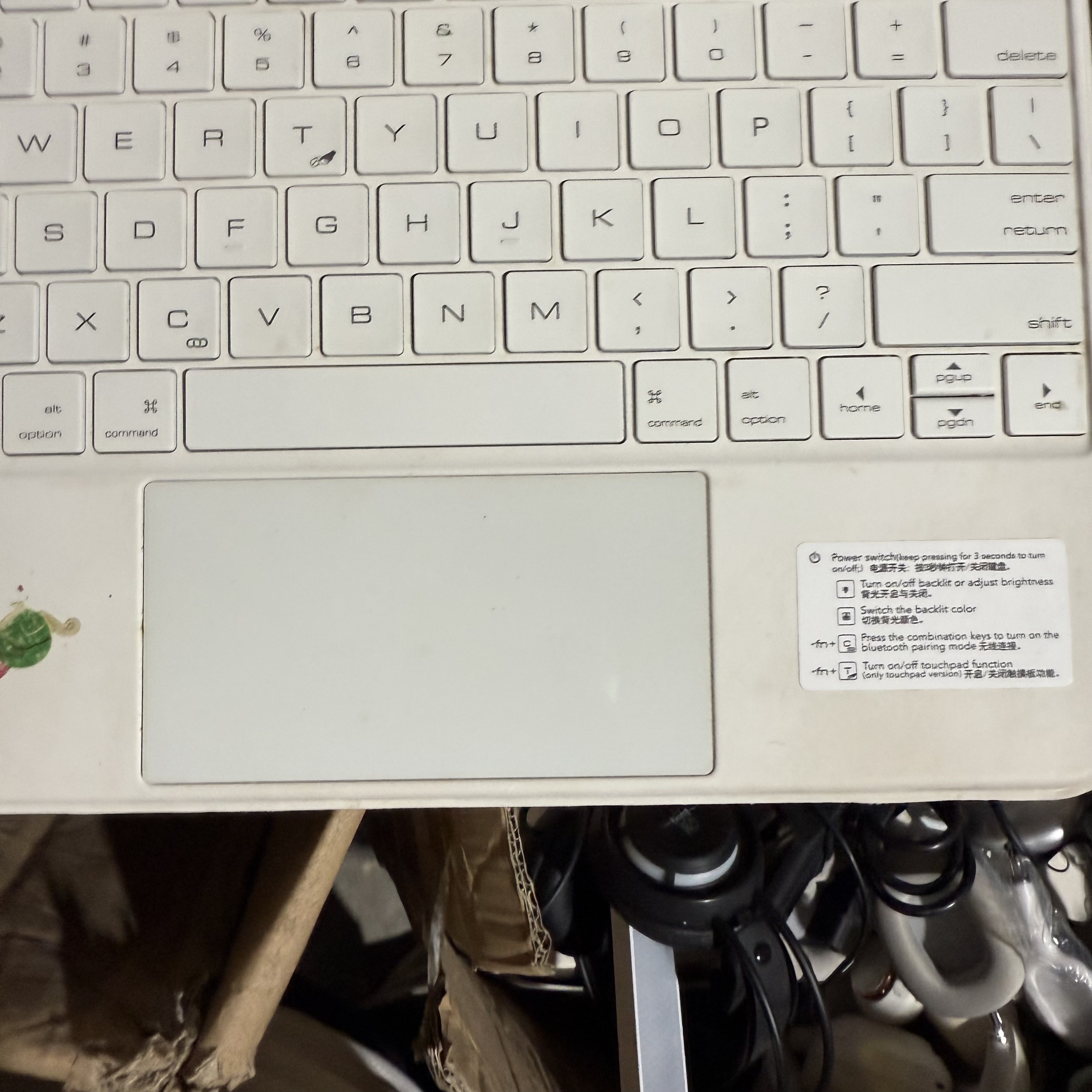 有点外观破损，蓝牙笔记本键盘。带鼠标带触控。