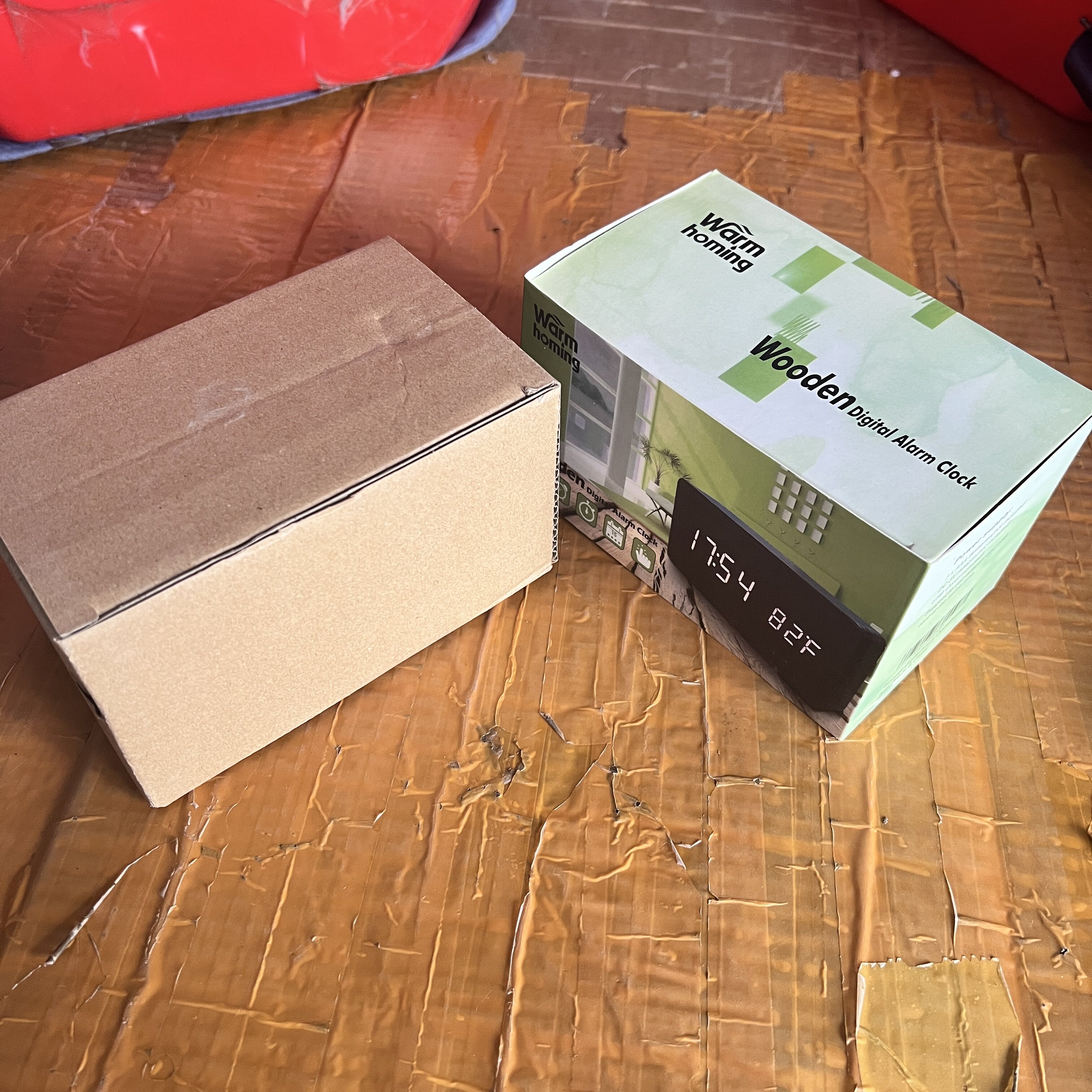 木质数字闹钟，胡桃木纹理面板，LED显示屏。带温度显示功能义乌