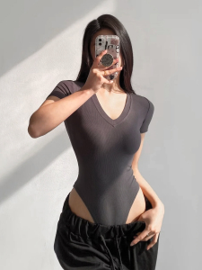 ZRSHOP欧美风纯色修身V领性感短袖连体衣弹力紧身百搭上衣打底衫