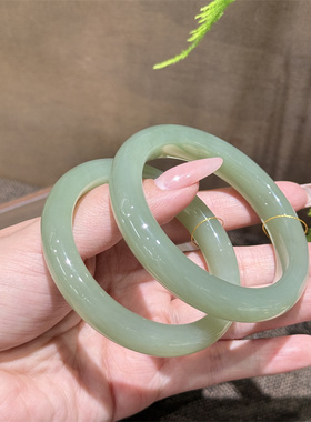 和田玉高冰绿晴青花玉圆条玉镯子