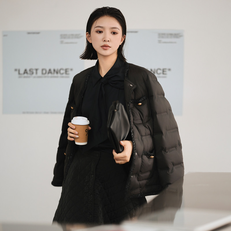 XG/雪歌黑色立领短款羽绒服女