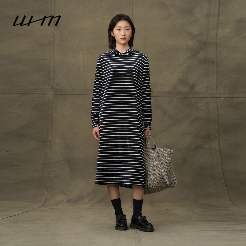 WHM光泽丝绒针织布带帽连衣裙