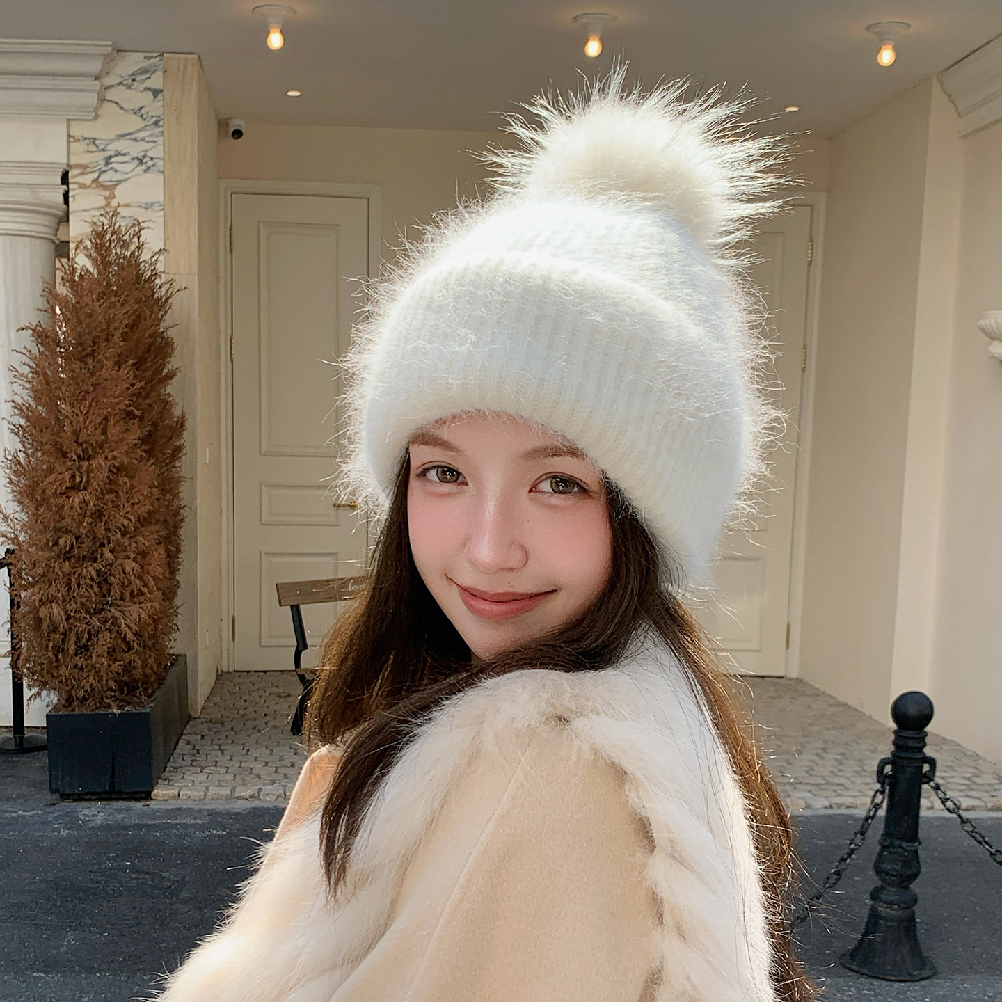 毛绒绒的兔毛混纺针织配狐狸毛球