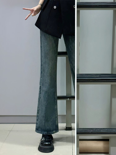 不贴腿的微喇牛仔裤，版型太绝了