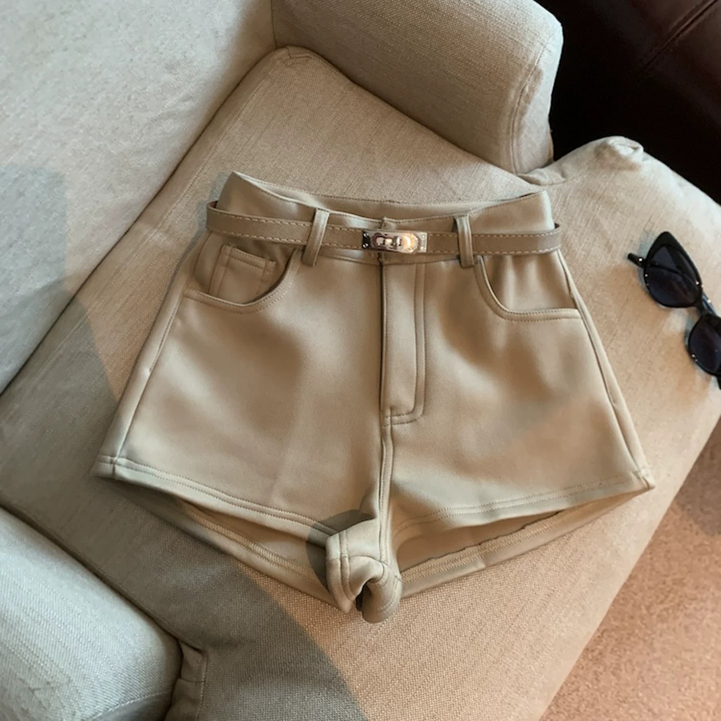 配靴子白色短裤女春秋新款图片