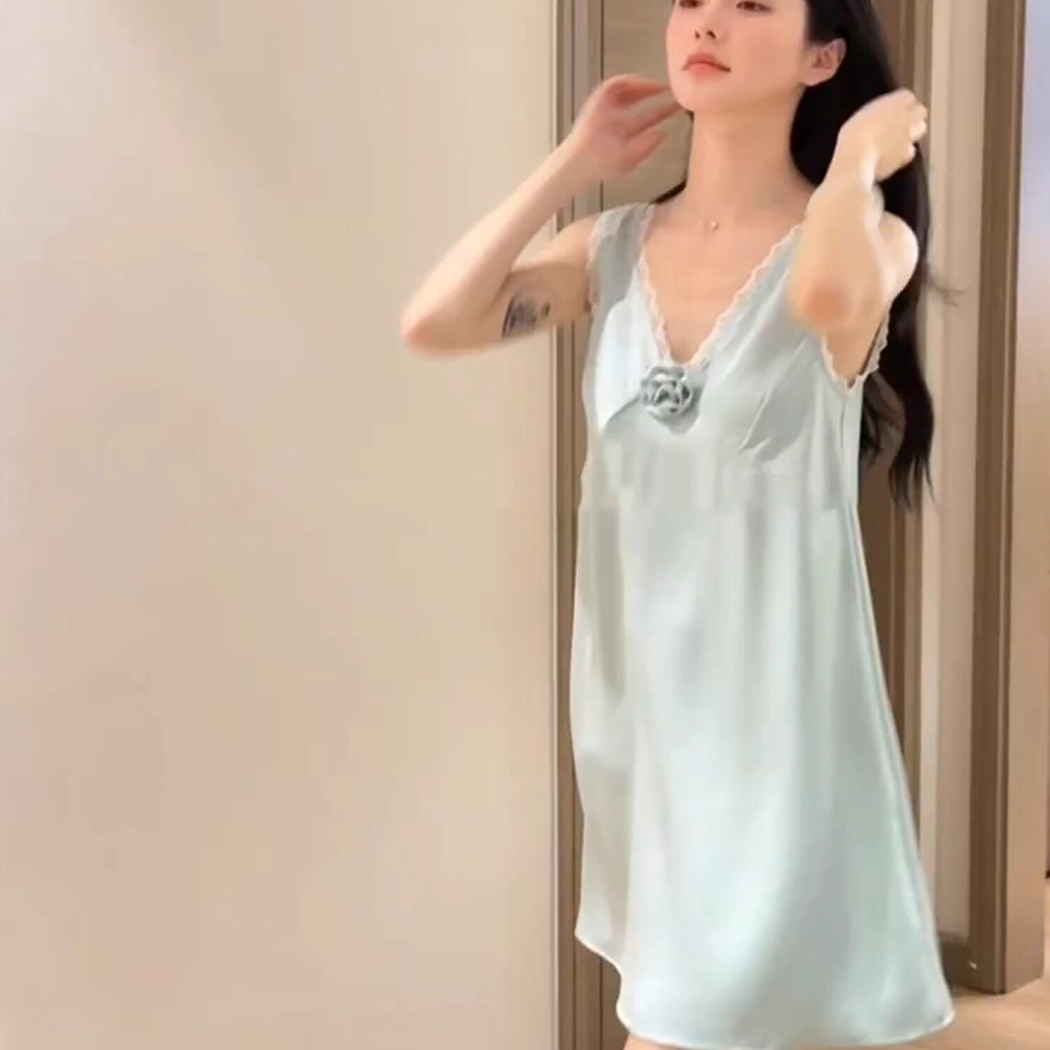 精致绝美性感玫瑰冰丝睡裙图片