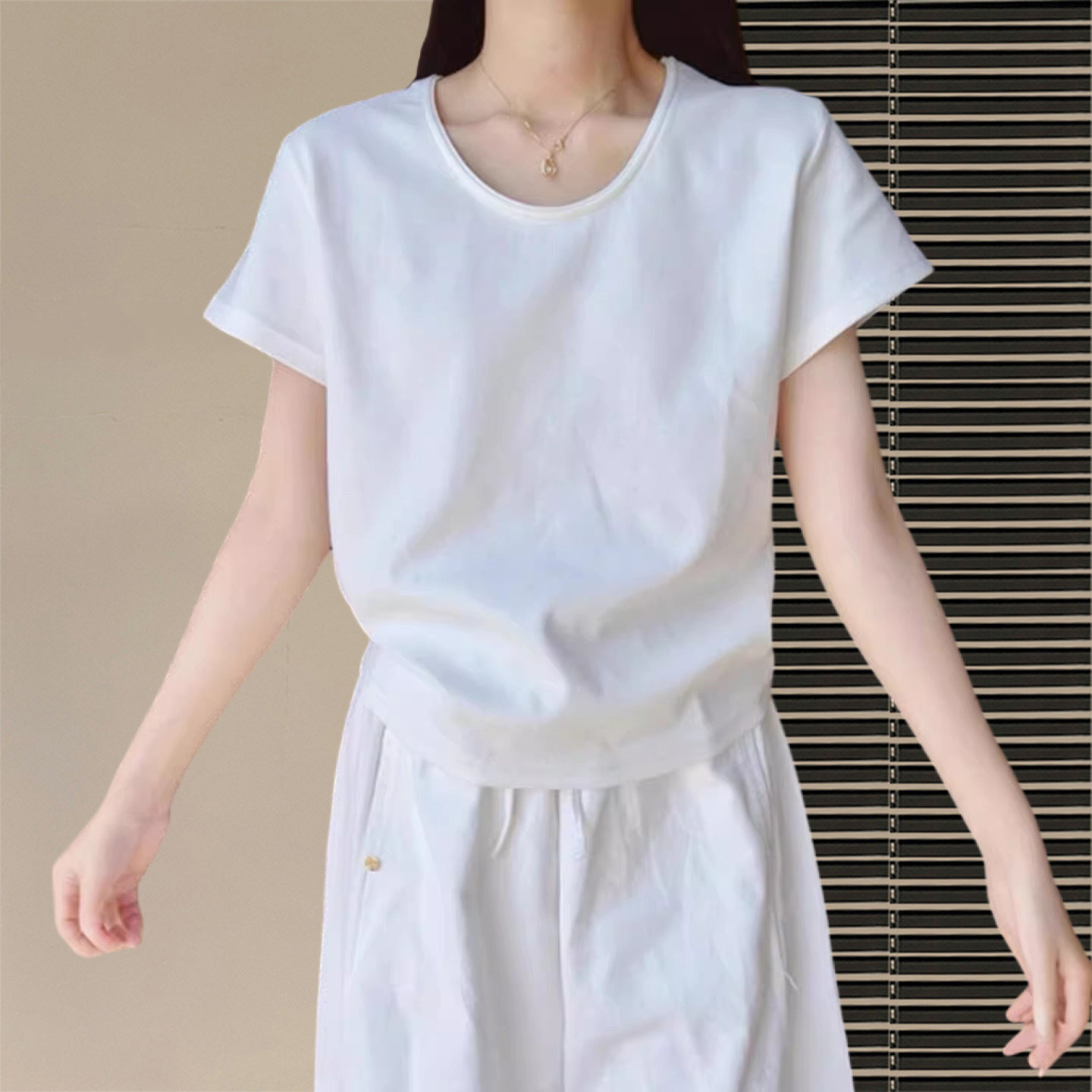 时尚白色U领落肩短袖t恤女图片
