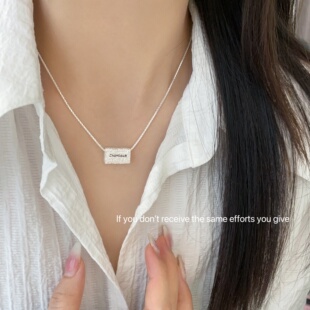 S925纯银肌理熔岩法文幸运方块字母项链轻奢百搭蛇骨链小众设计