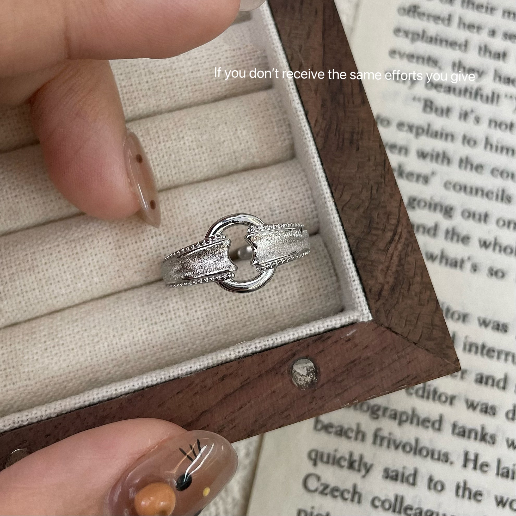 拉丝锆石微镶圆形中古风戒指