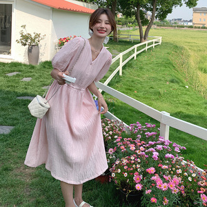 法式温柔风褶皱v领连衣裙女2025夏季新款韩版收腰显瘦减龄长裙子图片