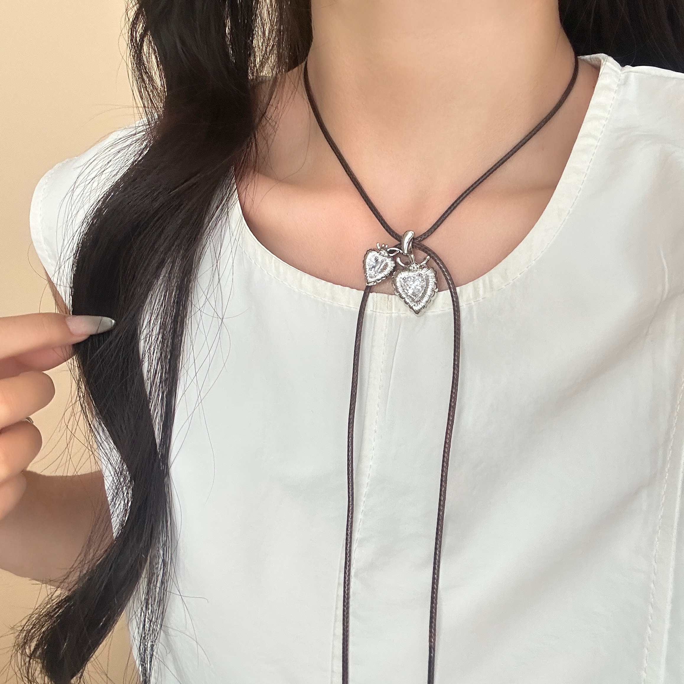 2025新款爱心吊坠黑色皮绳项链