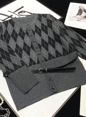 CCA自制老钱风菱形格纹灰色长袖针织衫配腰带收腰圆领毛衣外套女