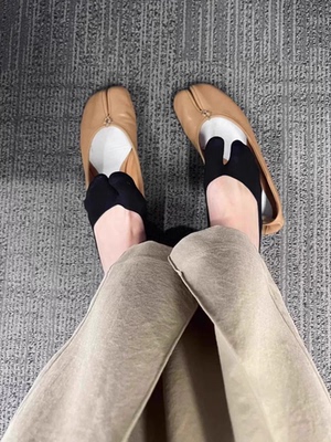 找到了马吉拉的CP分趾袜子,浅口的哦~适合搭配单鞋的隐形二趾船袜