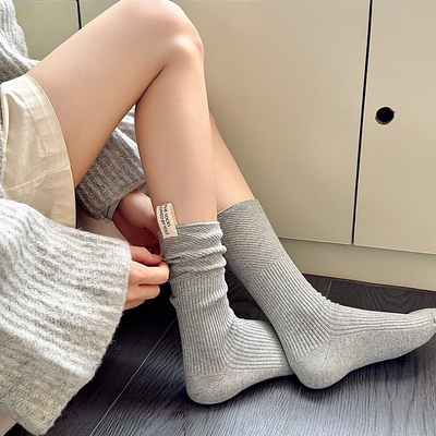 永远钟情于格雷系！秋天的第一双灰色堆堆袜～很适合精致慵懒人！
