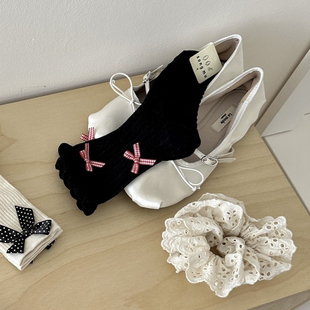 甜酷少女的蝴蝶结袜子!好韩aaa^夏天也离不开黑色系,精致又俏皮