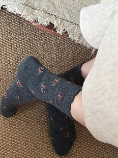 低饱和度的底色+复古碎花怎么穿都很好看！！搭勃肯绝绝子