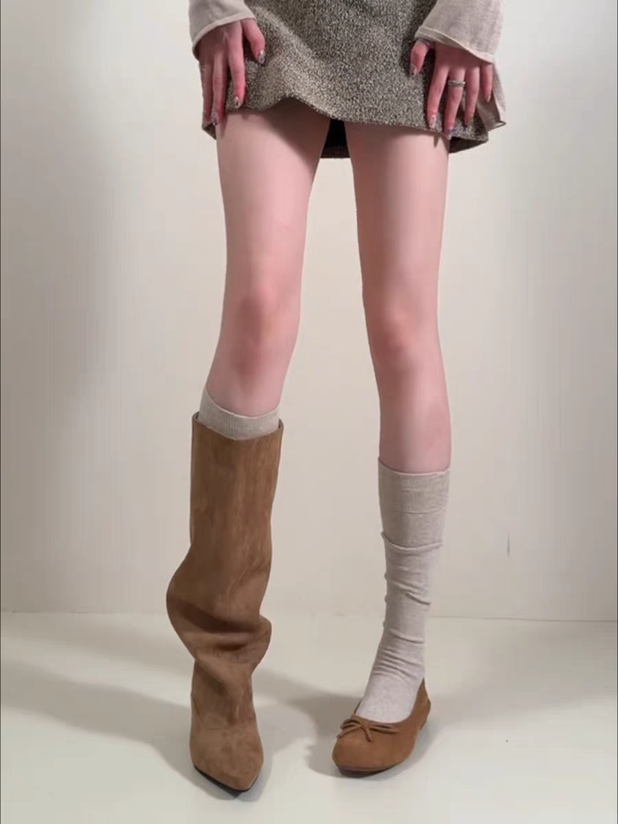 hunter长筒靴搭配燕麦色小腿袜巨显瘦~miu系！拍照也太出片了吧~