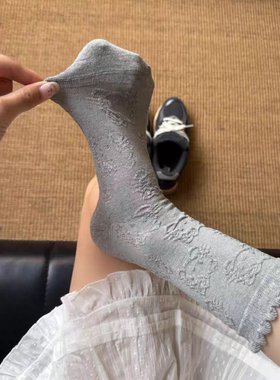 被这双灰色kitty猫袜子美晕了!细节感满满,还有银色的小吊坠Kitty