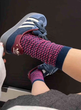 最近家人们一直在问的千鸟格复古袜袜!!牵牛紫色，绝了～好吸睛